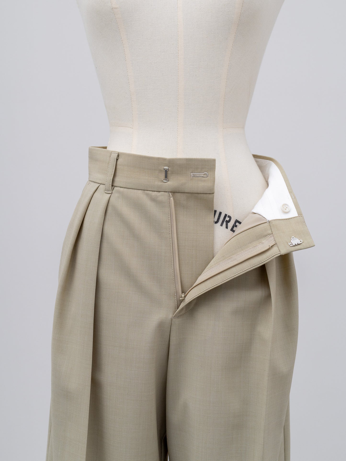 【PRE ORDER】Sirospun Wide Tuck Trousers(Sage Beige)