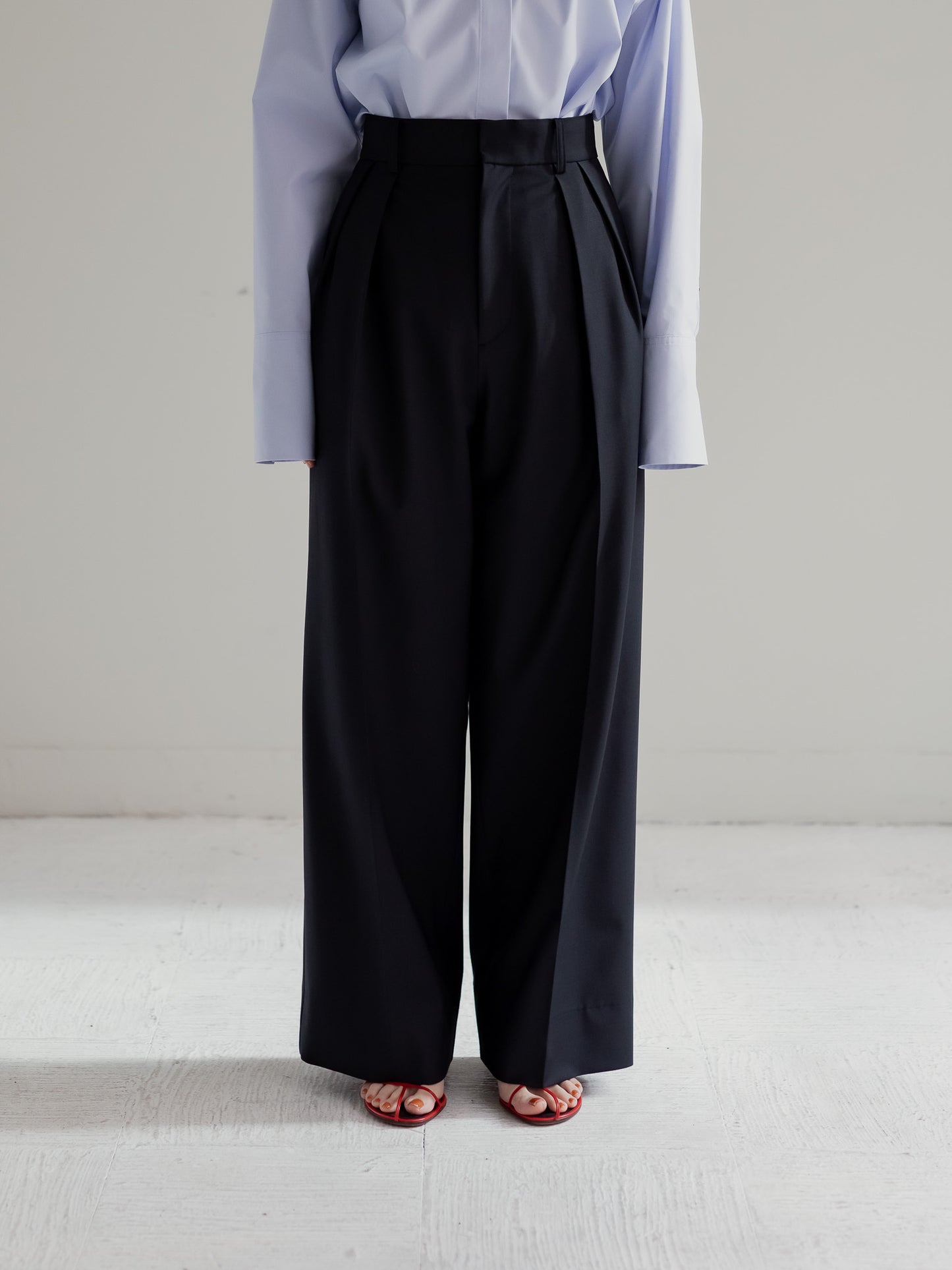 Tuck wide trousers -black-