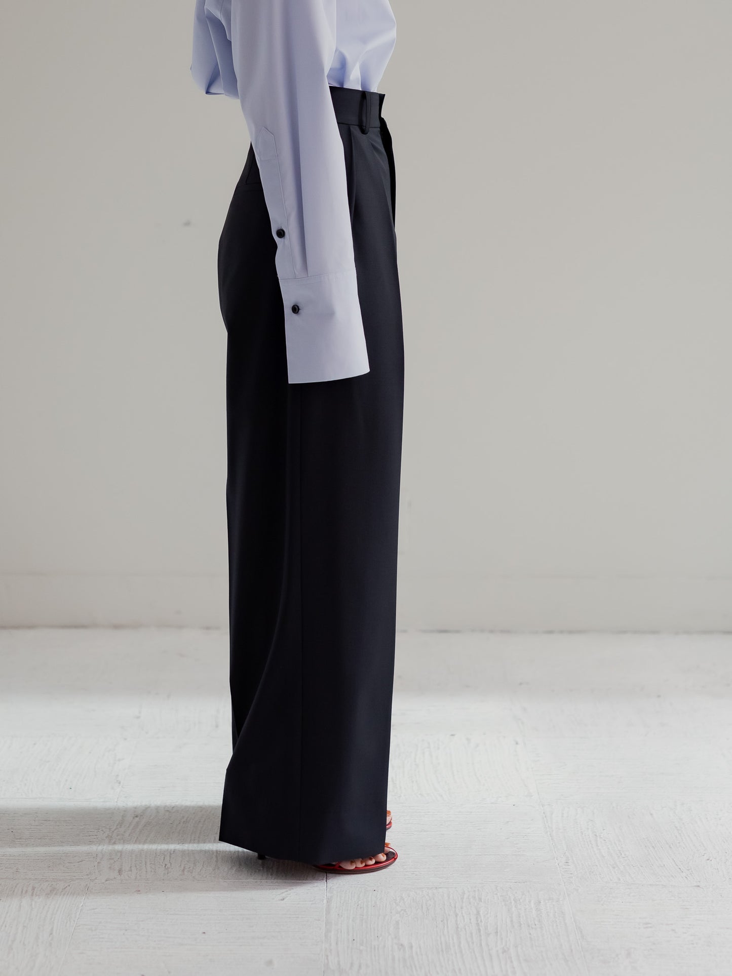Tuck wide trousers -black-