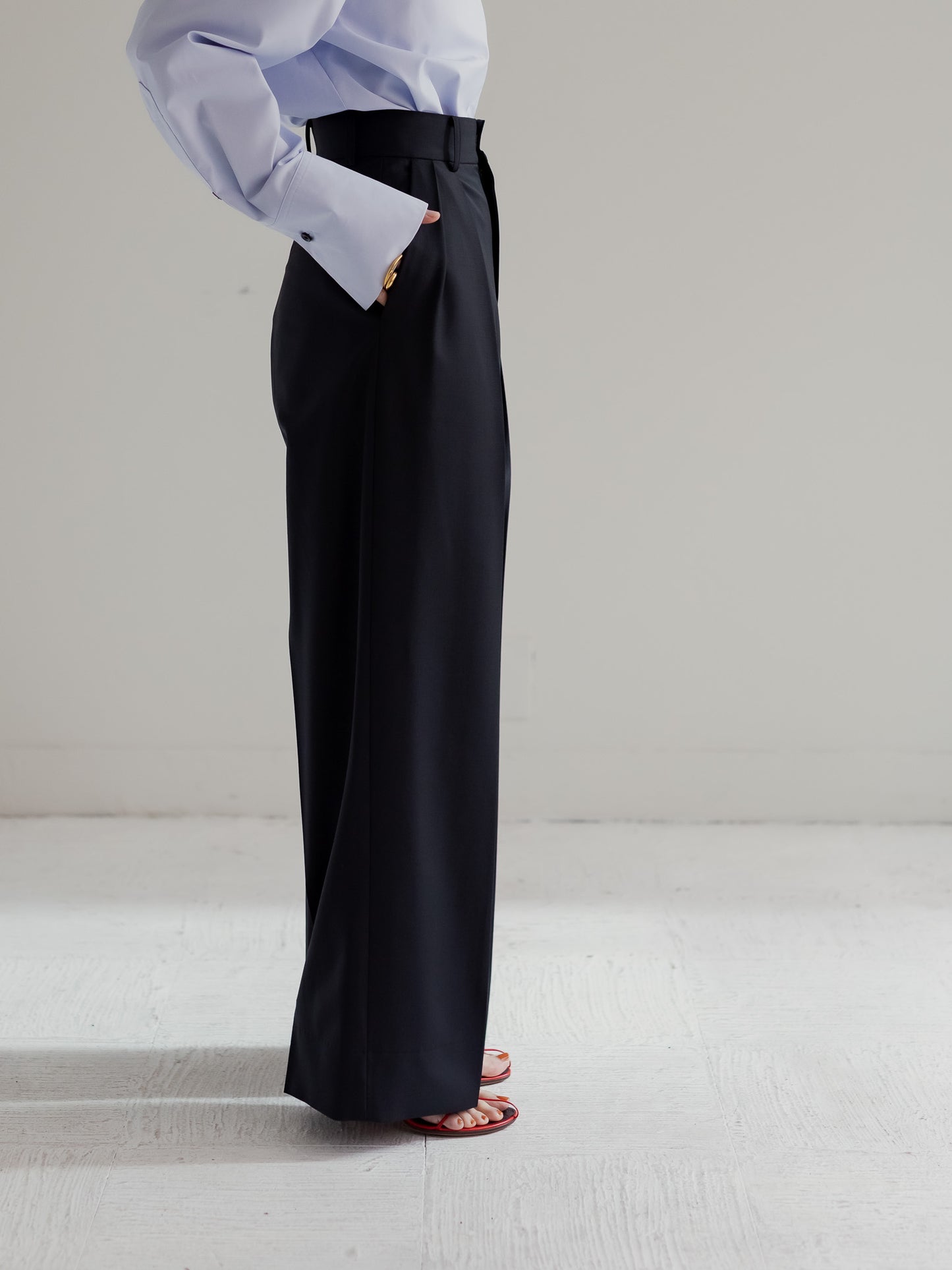 Tuck wide trousers -black-
