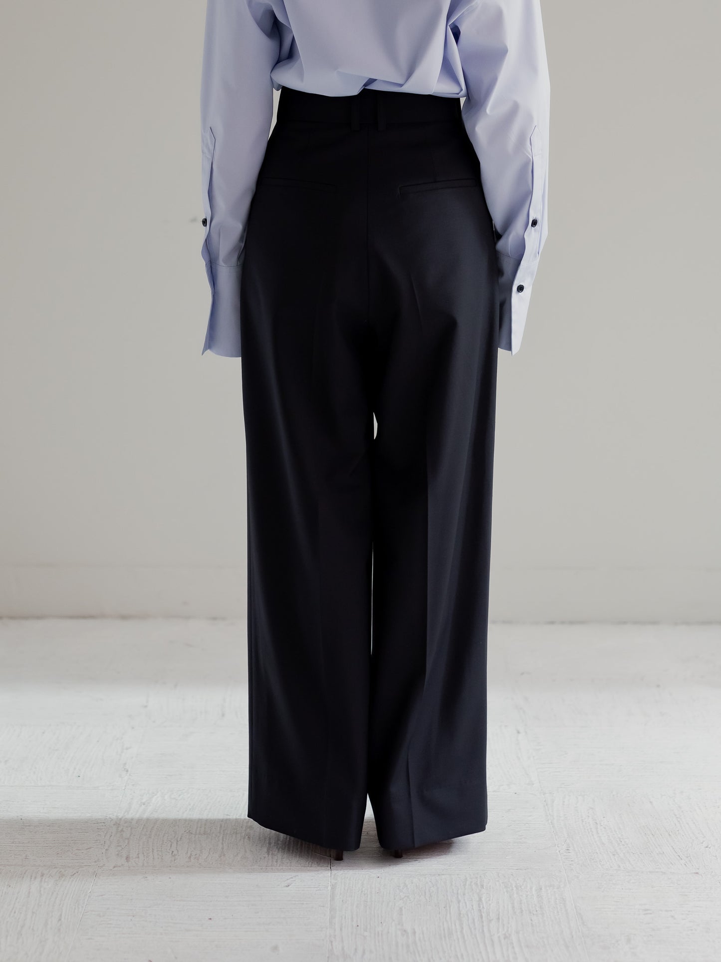 Tuck wide trousers -black-