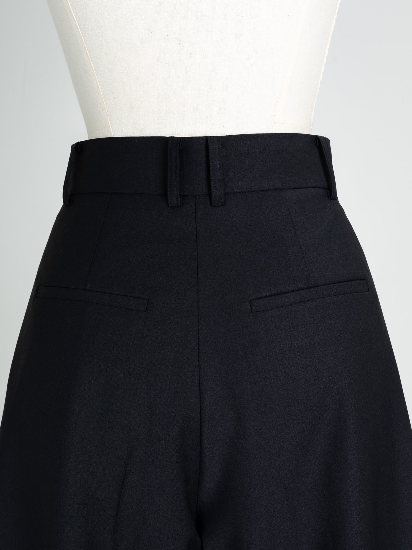 Tuck wide trousers -black-