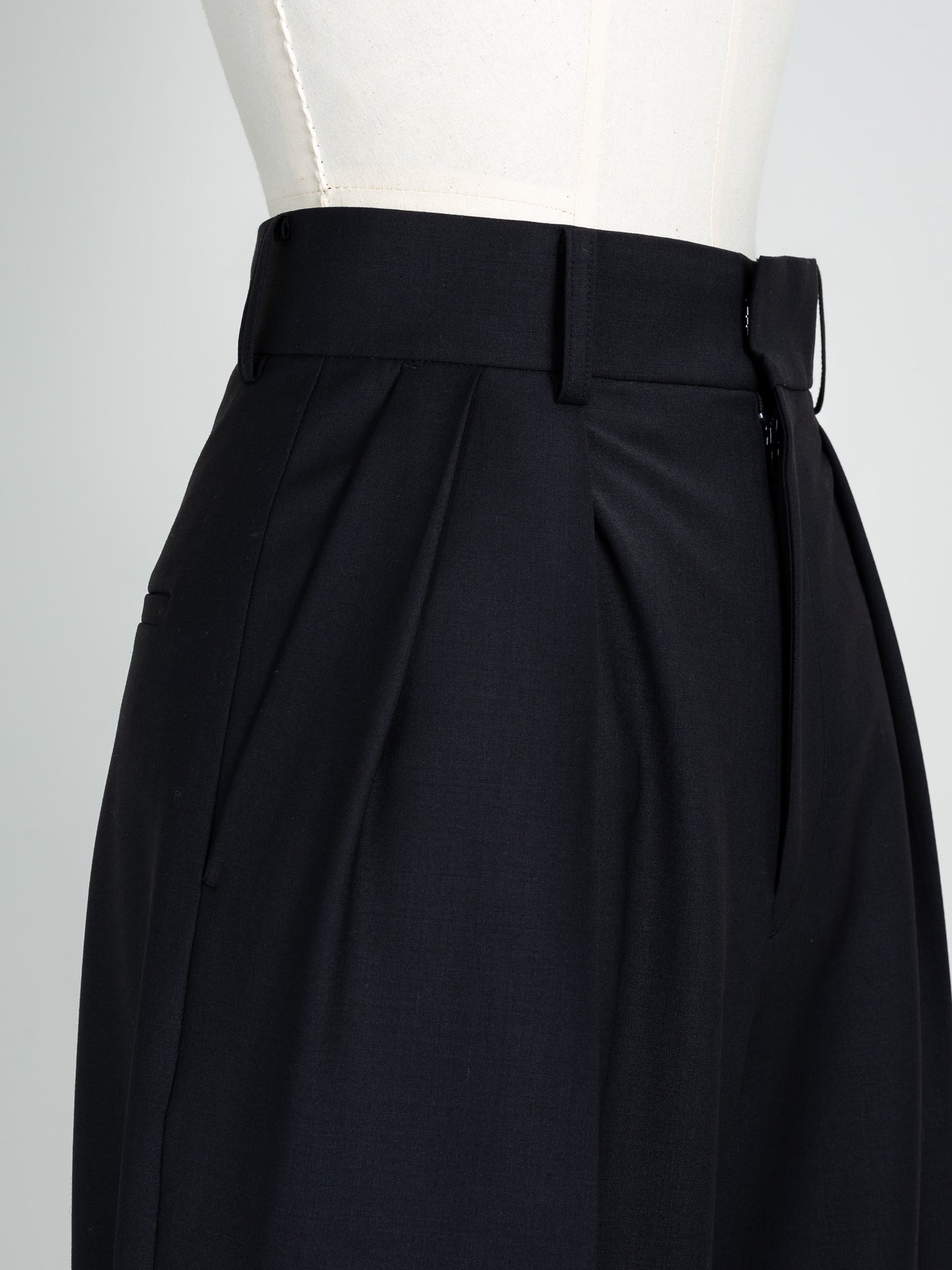 Tuck wide trousers -black-