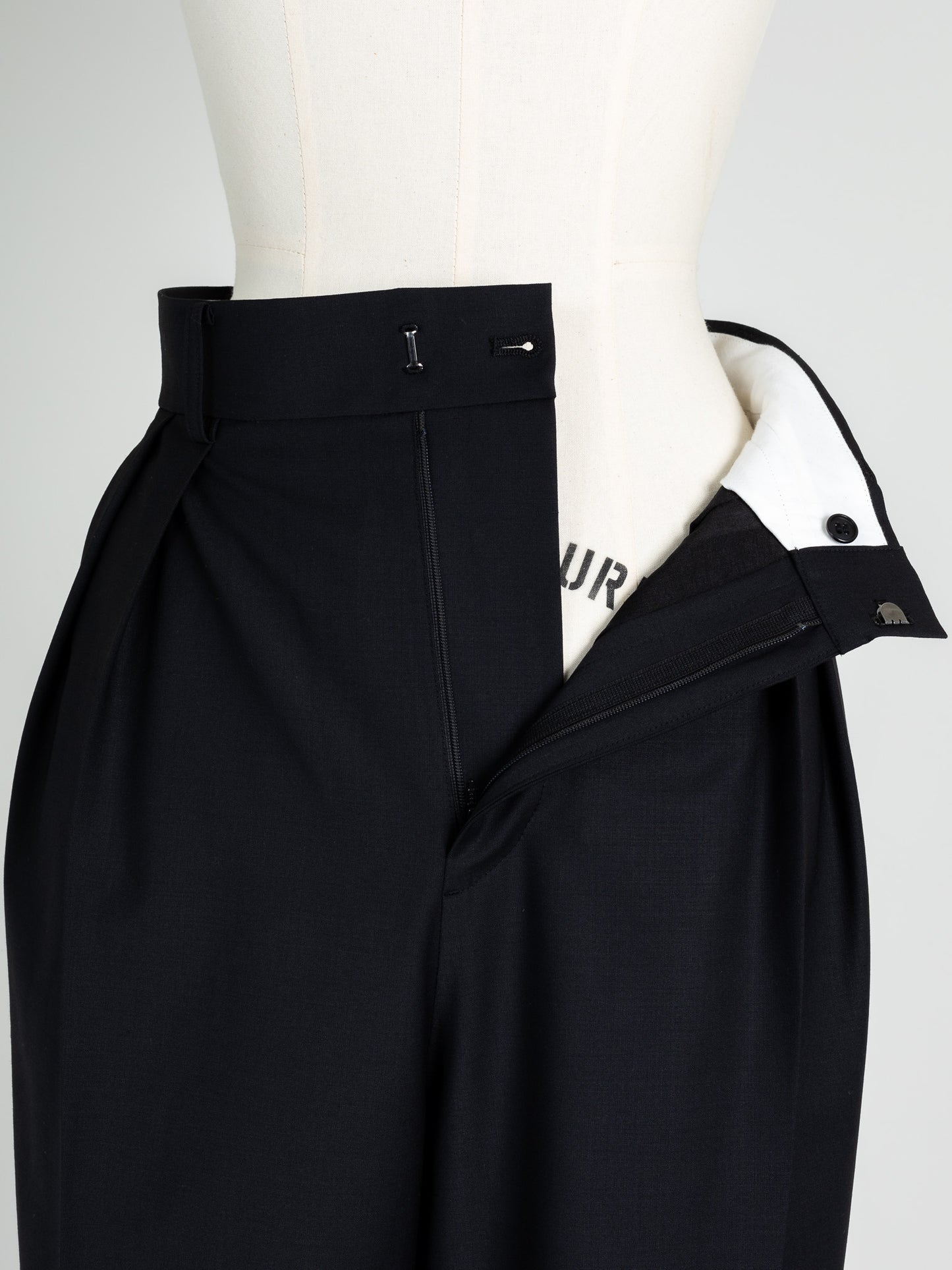 Tuck wide trousers -black-