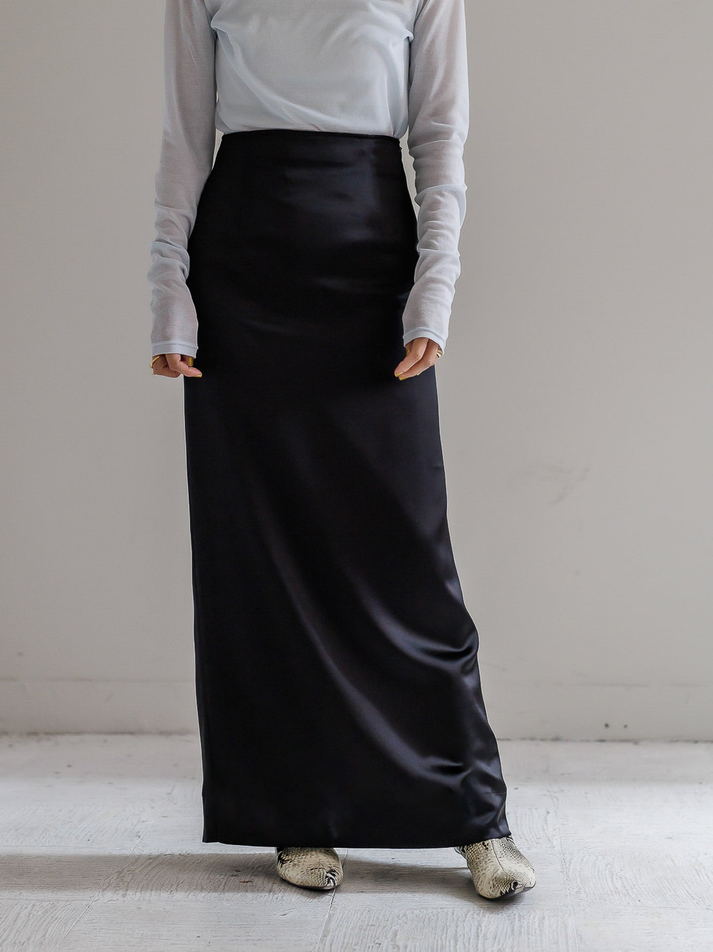 【PRE ORDER】satin straight skirt (-black-)