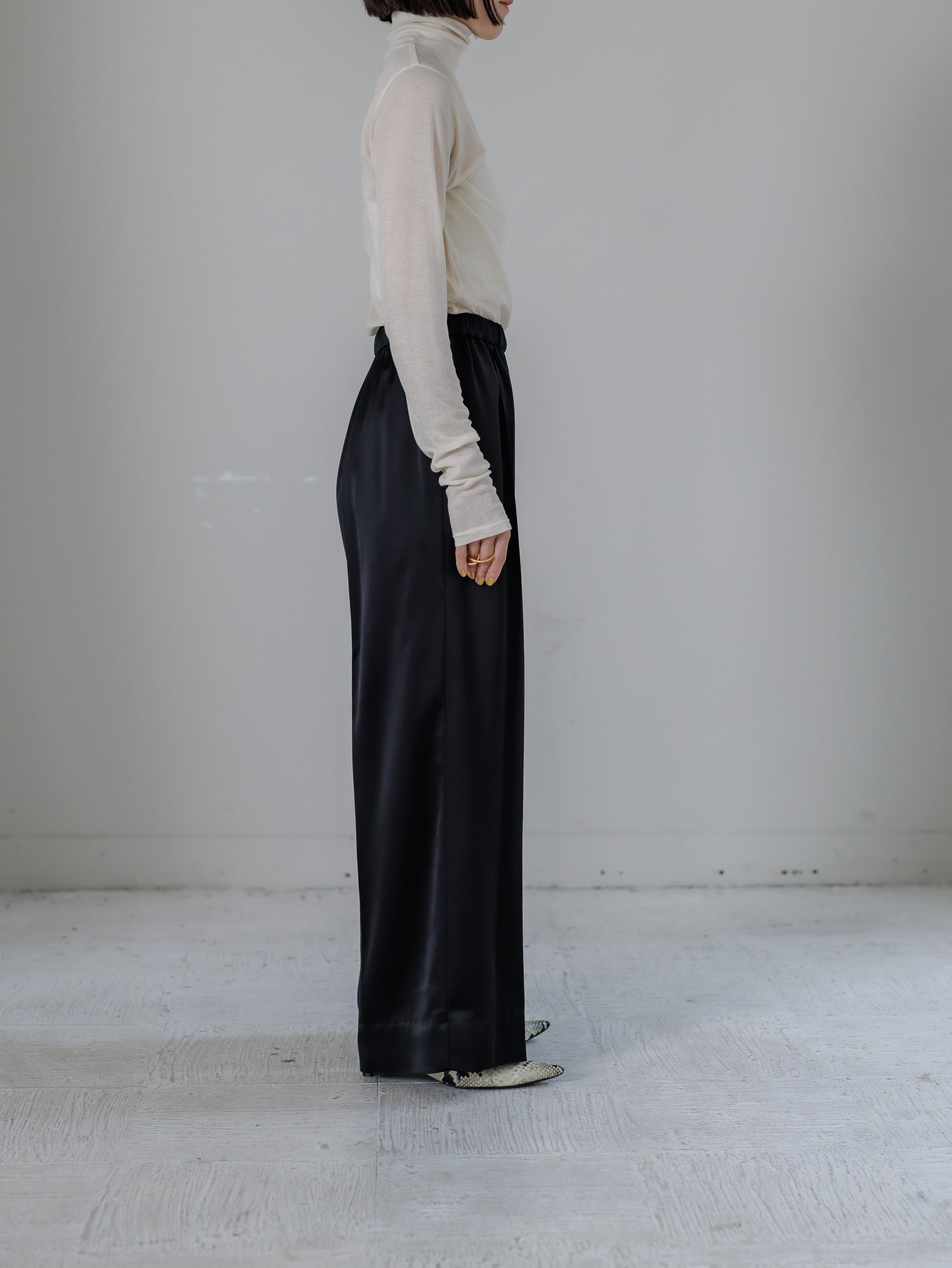 【PRE ORDER】satin easy pants (-black-)