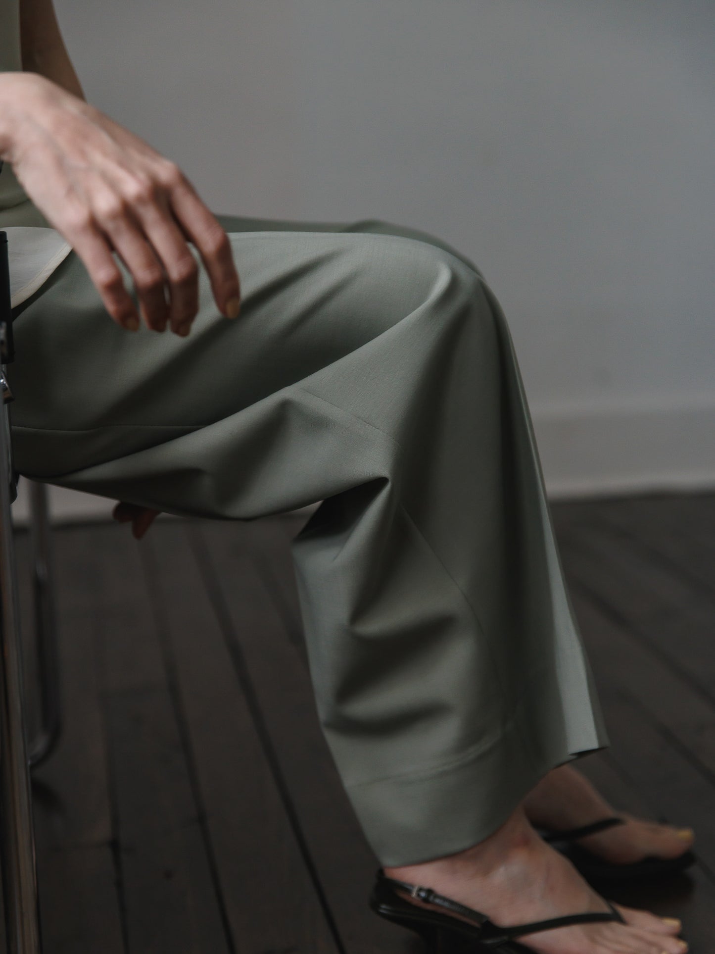 【PRE ORDER】TUCK WIDE TROUSERS (sage)