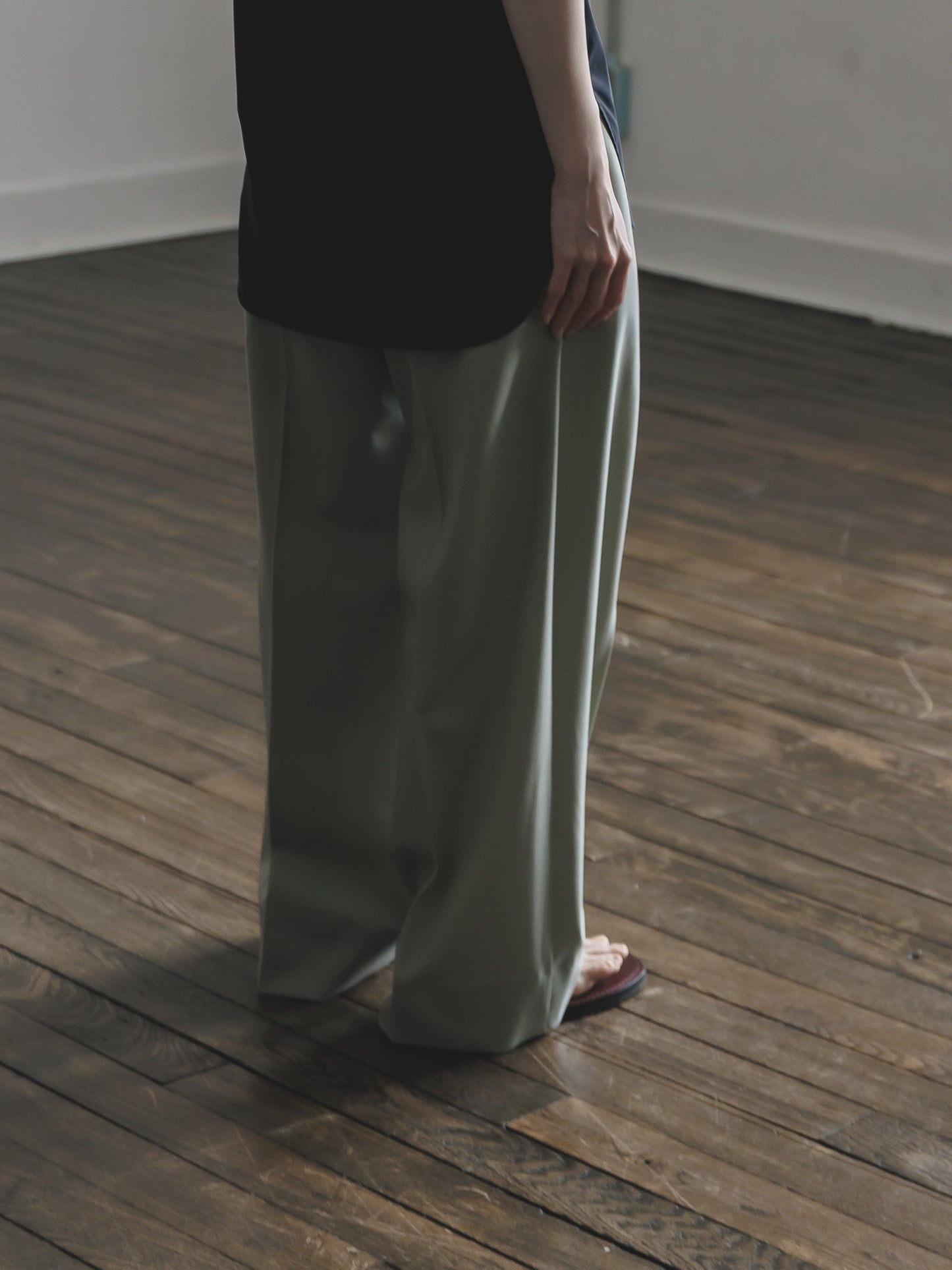 【PRE ORDER】TUCK WIDE TROUSERS (sage)