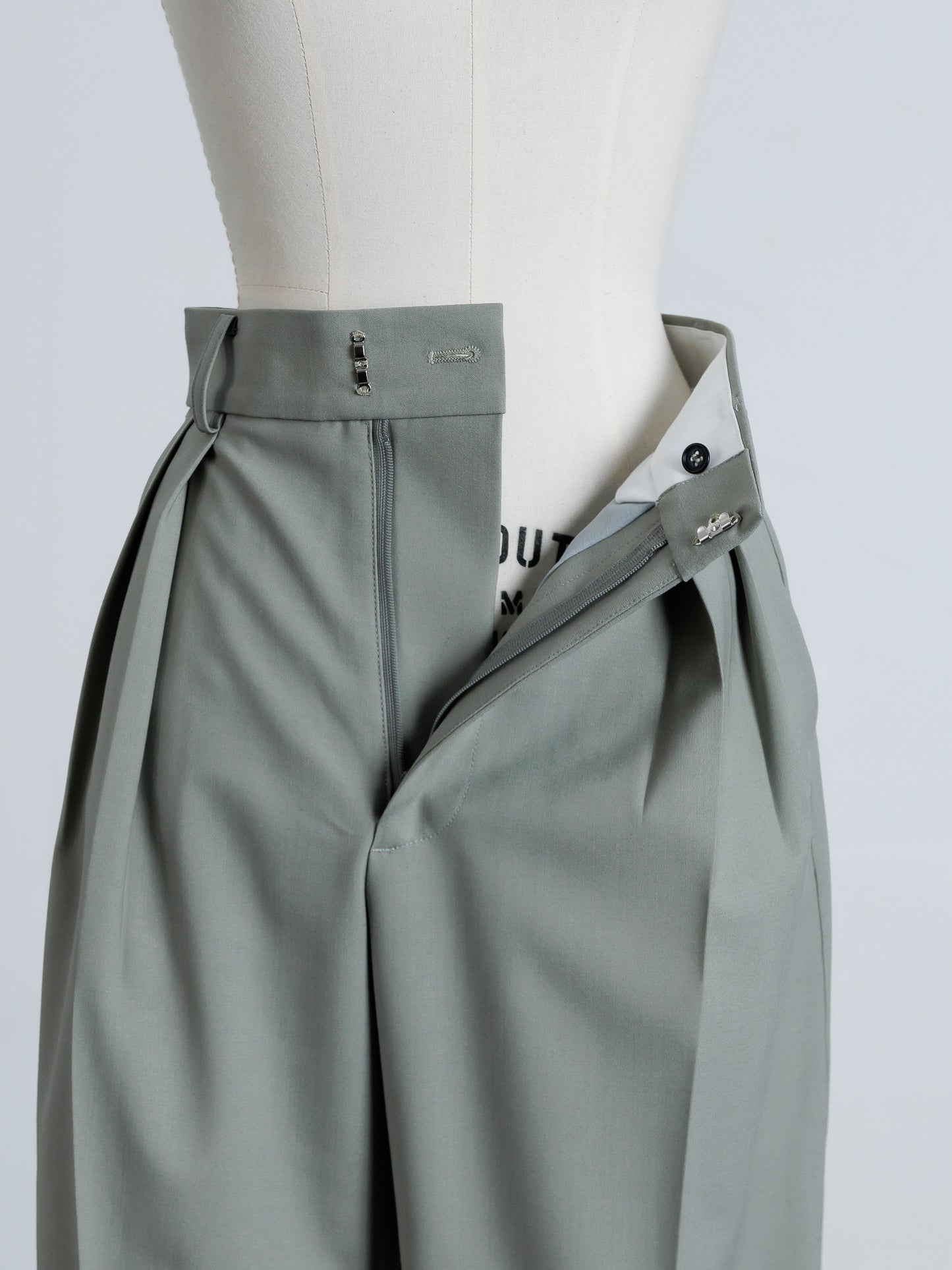 【PRE ORDER】TUCK WIDE TROUSERS (sage)