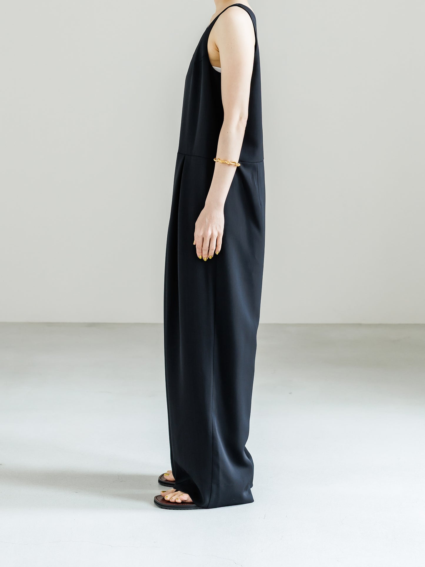 【PRE ORDER】SLEEVELESS JUMPSUIT (2color)