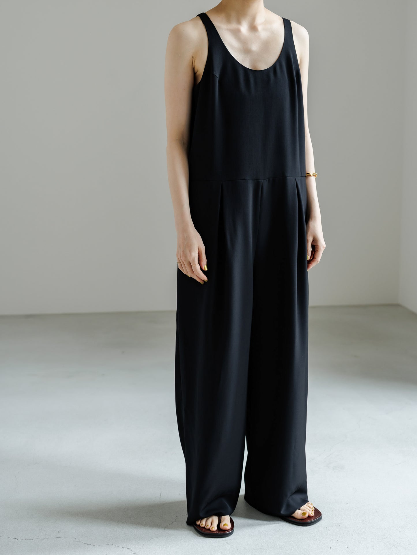 【PRE ORDER】SLEEVELESS JUMPSUIT (2color)