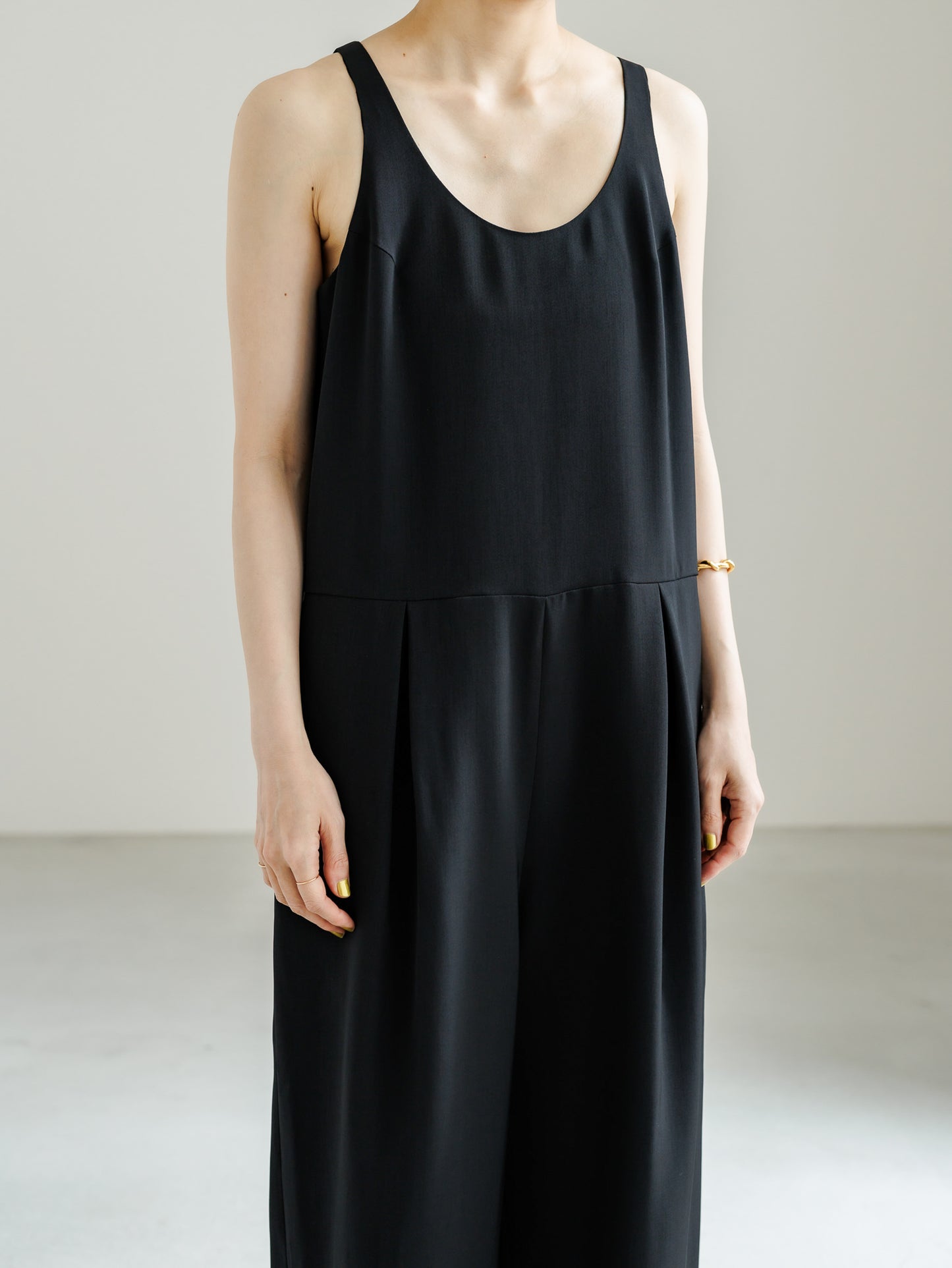 【PRE ORDER】SLEEVELESS JUMPSUIT (2color)