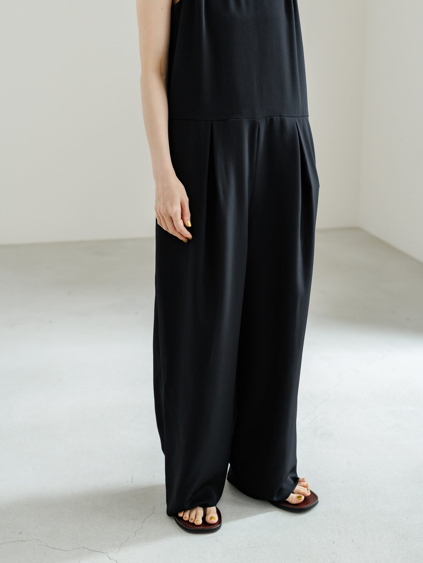 【PRE ORDER】SLEEVELESS JUMPSUIT (2color)