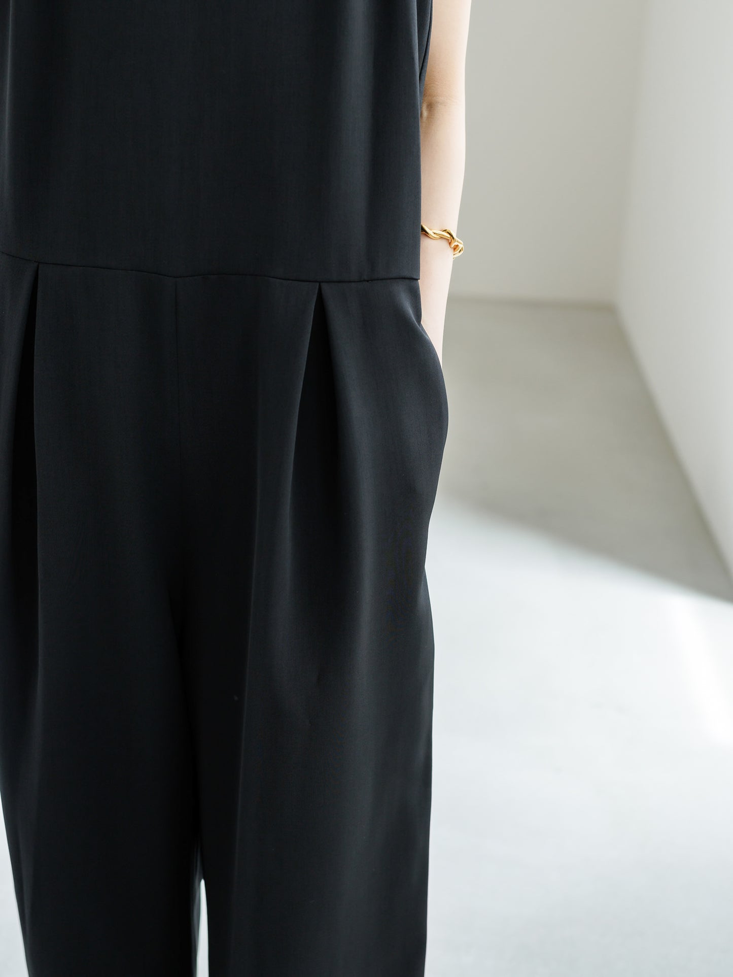 【PRE ORDER】SLEEVELESS JUMPSUIT (2color)