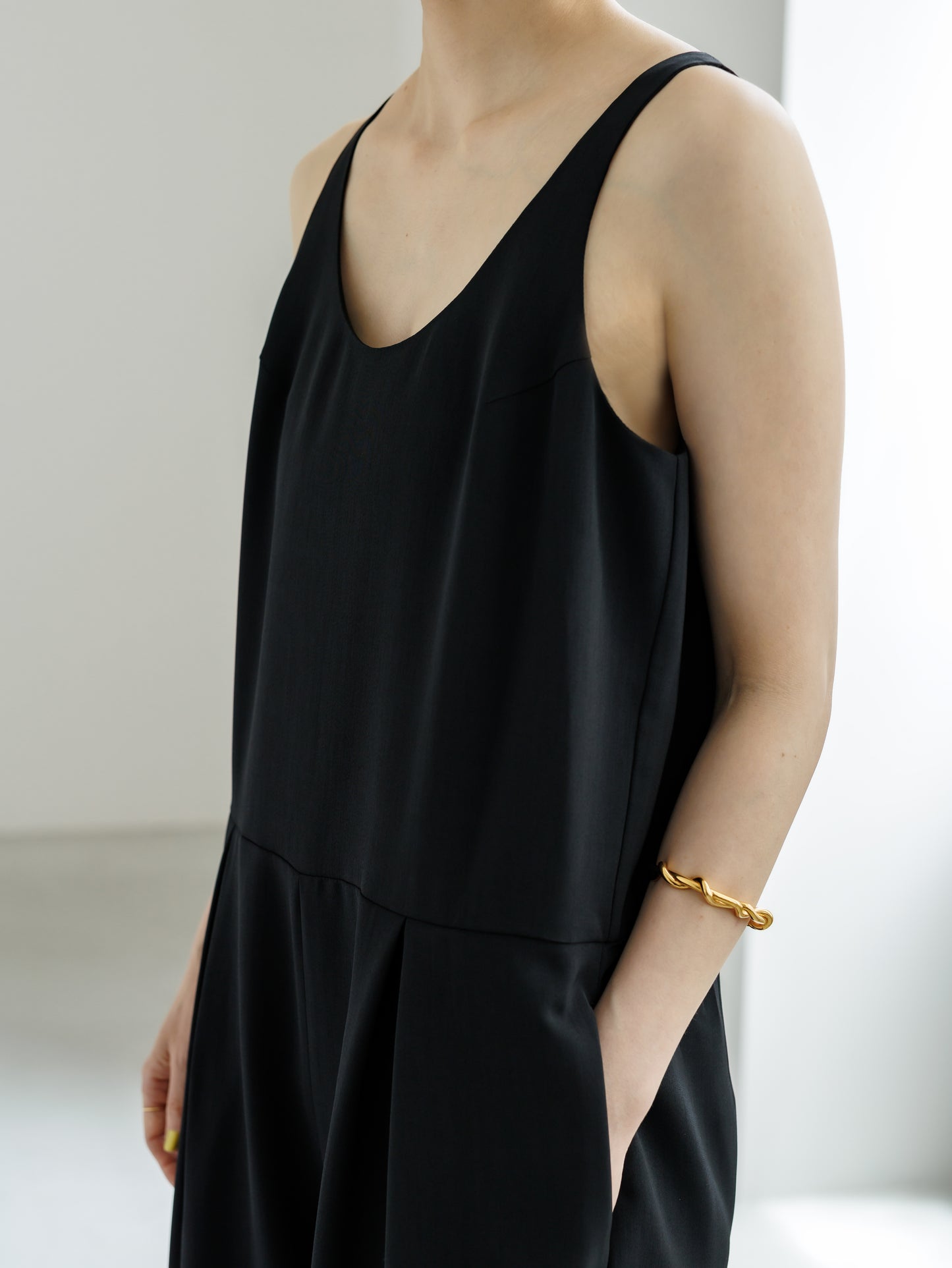 【PRE ORDER】SLEEVELESS JUMPSUIT (2color)