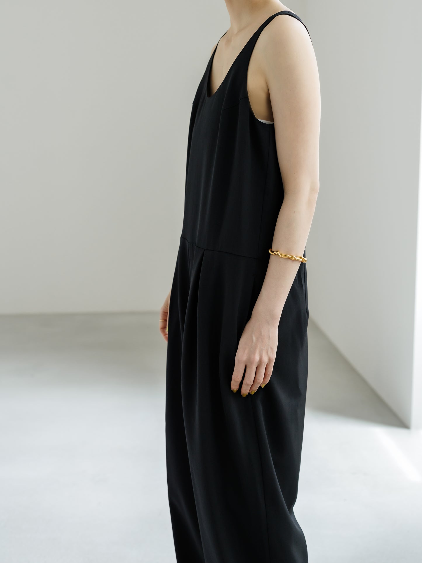 【PRE ORDER】SLEEVELESS JUMPSUIT (2color)