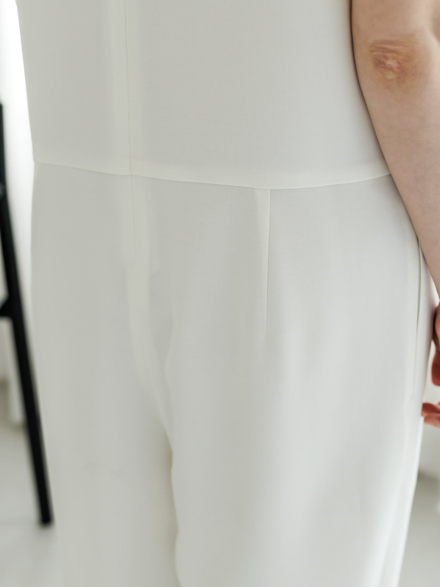 【PRE ORDER】SLEEVELESS JUMPSUIT (2color)