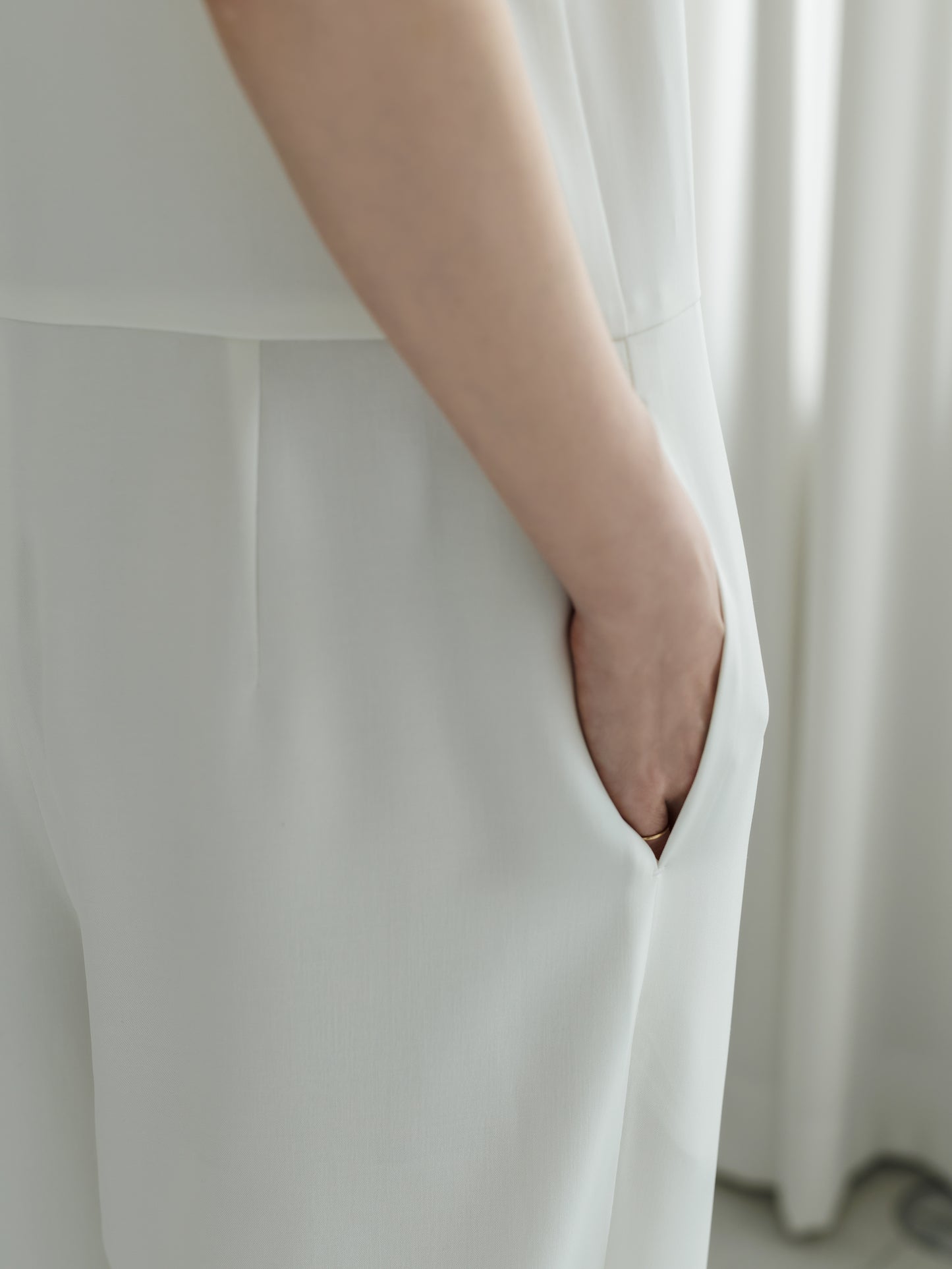 【PRE ORDER】SLEEVELESS JUMPSUIT (2color)