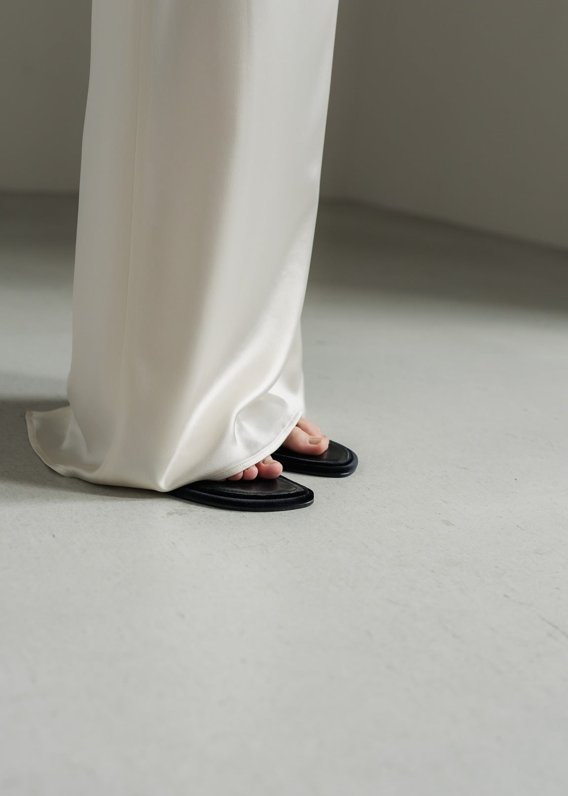 NEAU サテンストレートスカート　ホワイト NEAU サテンストレートスカート ホワイト Satin Straight Skirt – NEAU
