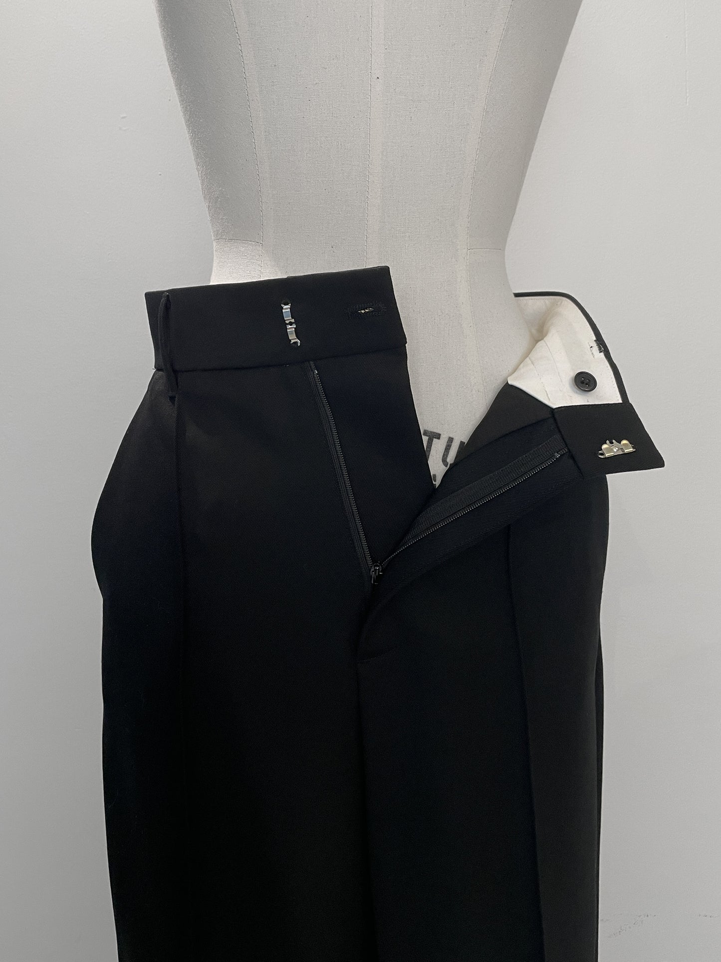 pintuck gabardine trousers (-black-)