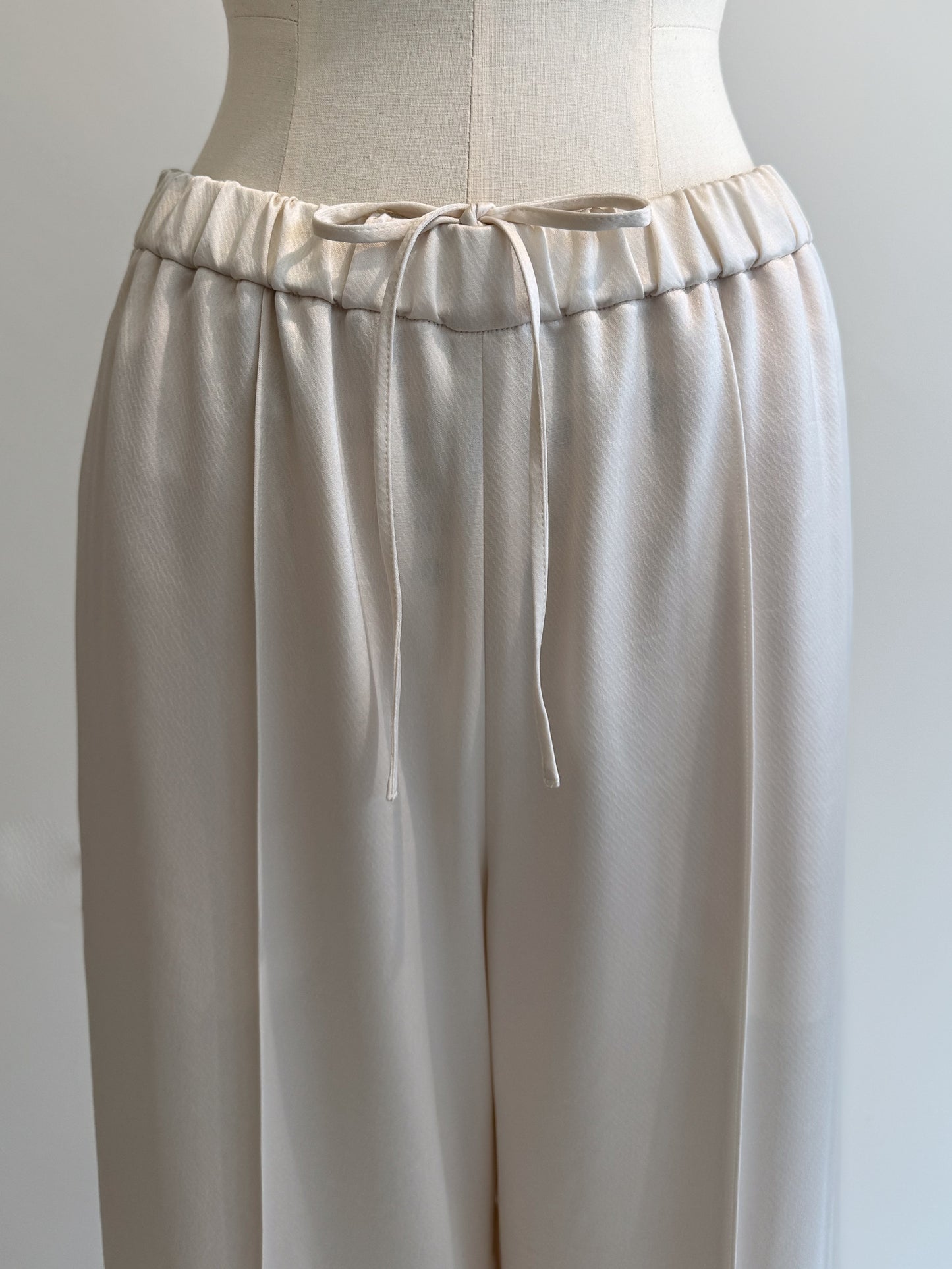 【PREORDER】satin easy pants (-milk-)