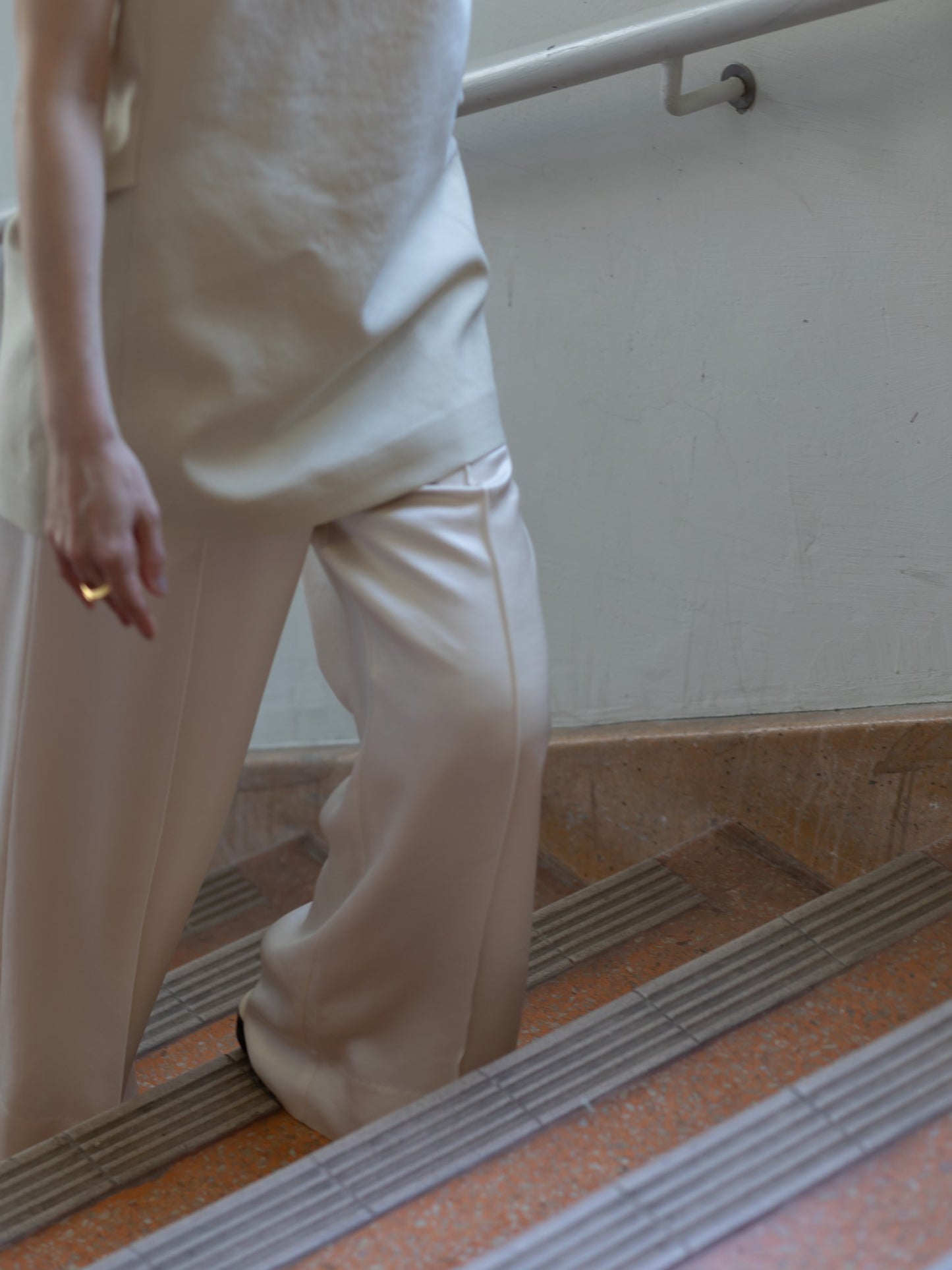 【PREORDER】satin easy pants (-milk-)